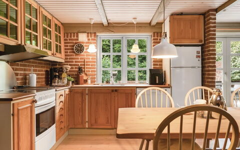 Hilaria - 2.1Km from the Sea: Cuisine, Meubles, Comptoir, Design Intérieur, Sol, Bois, Cabinetry, Appareil De Cuisine, Plafond, Luminaire