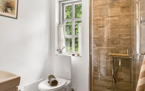Hilaria - 2.1Km from the Sea: Siège De Toilette, Salle De Bains, Toilette, Luminaire Plomberie, Sol, Sol, Design Intérieur, Évier, Robinet, Lavabo