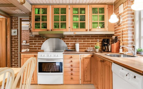 Hilaria - 2.1Km from the Sea: Cuisine, Meubles, Comptoir, Cabinetry, Bois, Design Intérieur, Appareil De Cuisine, Principaux Appliance, Sol, Tiroir