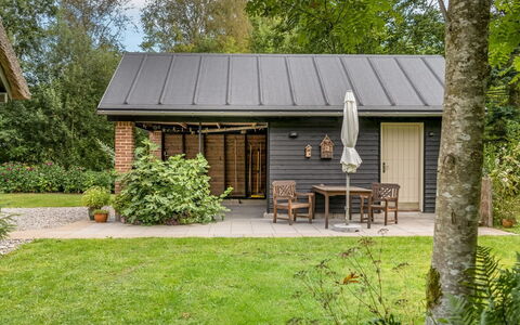 Hilaria - 2.1Km from the Sea: Herbe, Toit, Arbuste, Chalet, Maison, Jardin, Domicile, Siding, Couverture De Sol