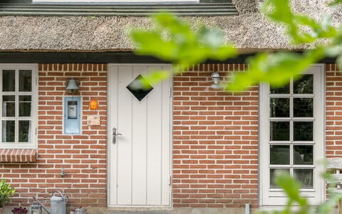 Hilaria - 2.1Km from the Sea: Mur, Bâtiment, Brique, Maison, Brickwork, Façade, Arbuste, Toit, Porte, Domicile