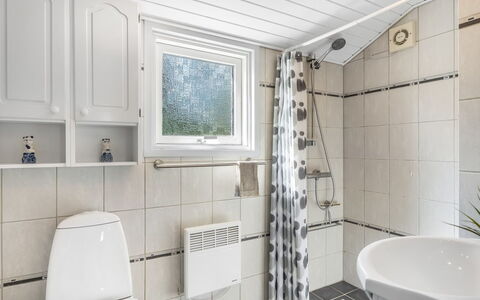 Saila - 1.2Km from the Sea: Sol, Luminaire Plomberie, Sol, Design Intérieur, Salle De Bains, Plafond, Évier, Plomberie, Robinet, Toilette