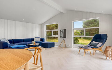 Talvikki - 1.2Km from the Sea: Sol, Design Intérieur, Sol, Parquet, Meubles, Bois, Salon, Canapé, Plafond, Revêtement De Sol Stratifié
