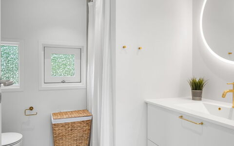 Talvikki - 1.2Km from the Sea: Design Intérieur, Luminaire Plomberie, Sol, Salle De Bains, Sol, Armoire De Toilette, Plomberie, Robinet, Domicile, Miroir