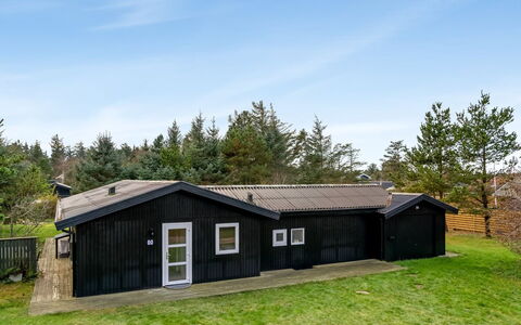Talvikki - 1.2Km from the Sea: Bois, Domicile, Porche, Plate-Forme, Dur, Toit, Tache De Bois, Parquet, Eco Hôtel