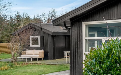 Talvikki - 1.2Km from the Sea: Bois, Domicile, Porche, Plate-Forme, Dur, Toit, Tache De Bois, Parquet, Eco Hôtel