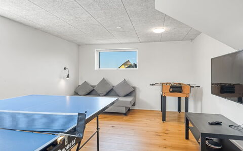 Tekla - 180M from the Sea: Plafond, Design Intérieur, Sol, Meubles, Sol, Éclairage, Luminaire, Pièce, Appartement, Chaise