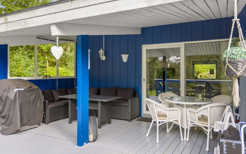 Anne - 30Km from the Sea: Meubles, Mobilier De Jardin, Vaisselle, Table, Drinkware, Chaise, Tableau De Plein Air, Aliments, Bouteille