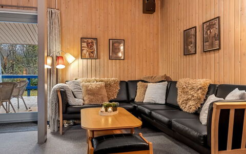 Anne - 30Km from the Sea: Bois, Meubles, Design Intérieur, Sol, Sol, Salon, Pièce, Plafond, Domicile, Canapé