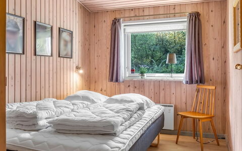 Anne - 30Km from the Sea: Chambre, Lit, Drap De Lit, Bois, Literie, Meubles, Design Intérieur, Domicile, Cadre De Lit, Plafond