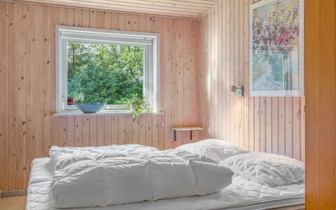 Anne - 30Km from the Sea: Bois, Chambre, Design Intérieur, Meubles, Plafond, Lit, Sol, Drap De Lit, Literie, Sol
