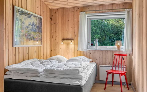 Anne - 30Km from the Sea: Lit, Chambre, Design Intérieur, Meubles, Bois, Drap De Lit, Literie, Plafond, Pièce, Domicile