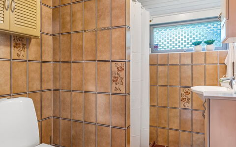 Anne - 30Km from the Sea: Mur, Salle De Bains, Luminaire Plomberie, Sol, Sol, Design Intérieur, Tuile, Plomberie, Toilette, Robinet