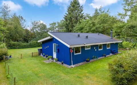 Anne - 30Km from the Sea: Bleu, Chalet, Toit, Maison, Domicile, Ferme, Pelouse, Biens, Cour, Jardin