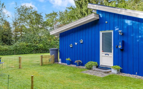 Anne - 30Km from the Sea: Bleu, Chalet, Cabanon, Pelouse, Jardin, Batiments Jardin, Siding, Arrière-Cour, Cour, Aménagement Paysager