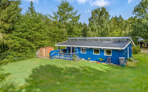 Anne - 30Km from the Sea: Bleu, Chalet, Domicile, Ferme, Jardin, Ombre, Batiments Jardin, Biens, Pelouse, Cour