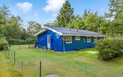 Anne - 30Km from the Sea: Bleu, Chalet, Toit, Domicile, Couverture De Sol, Ferme, Pelouse, Batiments Jardin, Biens, Jardin