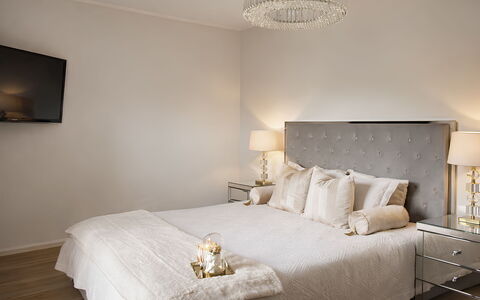 Am Obersalzberg: Lit, Meubles, Chambre, Literie, Drap De Lit, Design Intérieur, Linge, Domicile, Sol, Textile