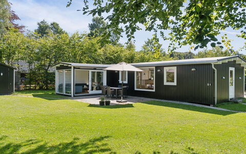 Guthfrith - 1.4Km from the Sea: Végétation, Arbuste, Printemps, Chalet, Jardin, Ombre, Arrière-Cour, Cour, Chaise