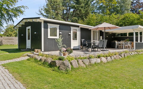 Guthfrith - 1.4Km from the Sea: Végétation, Arbuste, Printemps, Chalet, Jardin, Ombre, Arrière-Cour, Cour, Chaise