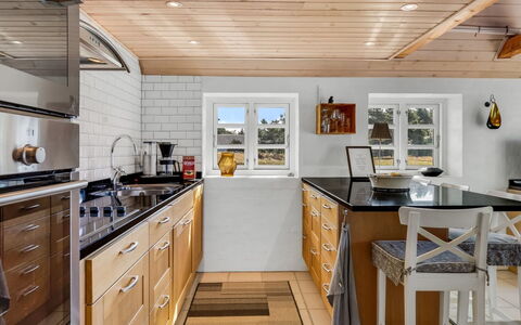 Ronja - 1.3Km from the Sea: Cuisine, Meubles, Comptoir, Appareil De Cuisine, Sol, Cabinetry, Design Intérieur, Bois, Principaux Appliance, Plafond