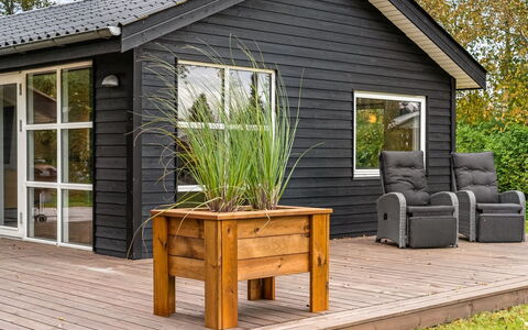 Silvia - from the Sea: Toit, Domicile, Porte, Chalet, Ombre, Siding, Cour, Biens, Arrière-Cour