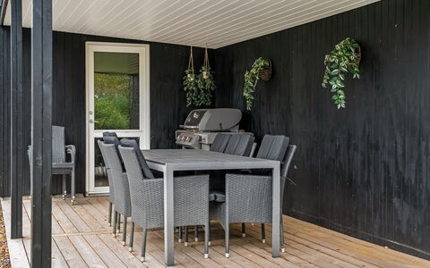 Silvia - from the Sea: Toit, Domicile, Porte, Chalet, Ombre, Siding, Cour, Biens, Arrière-Cour