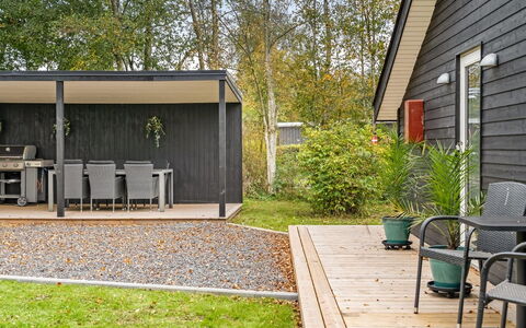 Silvia - from the Sea: Toit, Domicile, Porte, Chalet, Ombre, Siding, Cour, Biens, Arrière-Cour