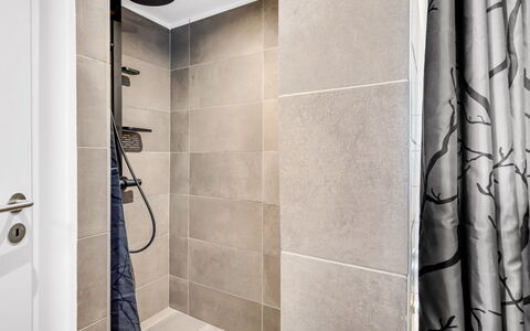 Lutz - 340M from the Sea: Sol, Sol, Design Intérieur, Salle De Bains, Luminaire Plomberie, Tuile, Pièce, Douche, Tete De Douche
