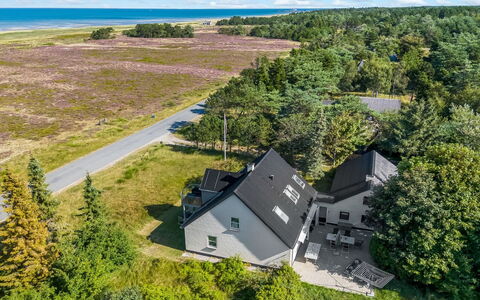 Lutz - 340M from the Sea: Toit, Maison, Domicile, Chalet, Siding, Biens, Allée, Batiments Jardin, Cour, Cabanon