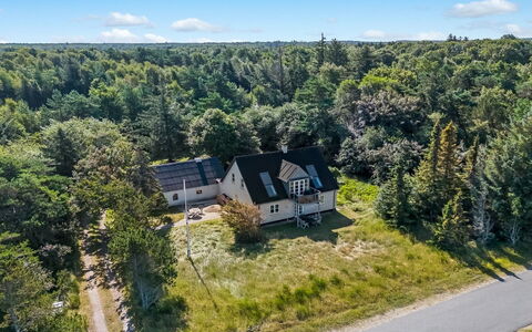 Lutz - 340M from the Sea: Toit, Maison, Domicile, Chalet, Siding, Biens, Allée, Batiments Jardin, Cour, Cabanon