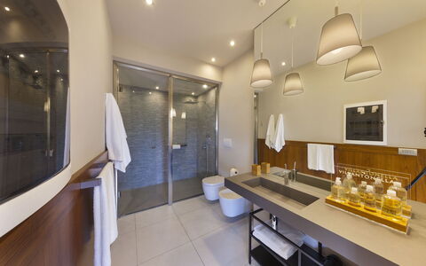 Villantonella: Design Intérieur, Sol, Sol, Salle De Bains, Meubles, Luminaire Plomberie, Mur, Lavabo, Bois, Plafond