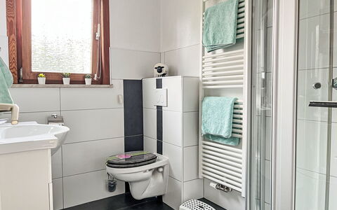 Ferienhaus Inge & Henry an der Werra: Salle De Bains, Luminaire Plomberie, Évier, Design Intérieur, Sol, Siège De Toilette, Toilette, Sol, Robinet, Lavabo