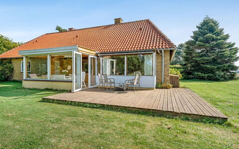 Makrina - 300M from the Sea: Chalet, Arrière-Cour, Cour, Batiments Jardin, Cabanon, Siding, Mobilier De Jardin, Cabane En Rondins, Structure En Plein Air, Cabane