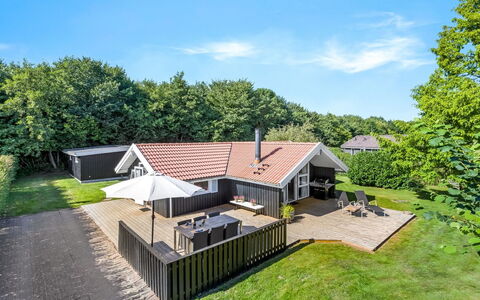 Hatem - 500M from the Sea: Toit, Maison, Domicile, Chalet, Porte, Siding, Plate-Forme, Porche, Planche, Dur