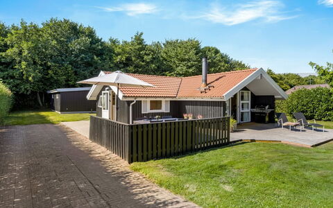 Hatem - 500M from the Sea: Toit, Maison, Domicile, Chalet, Porte, Siding, Plate-Forme, Porche, Planche, Dur