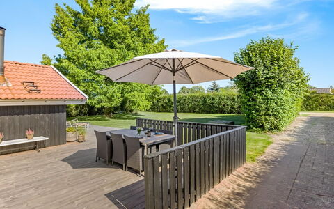 Hatem - 500M from the Sea: Toit, Maison, Domicile, Chalet, Porte, Siding, Plate-Forme, Porche, Planche, Dur