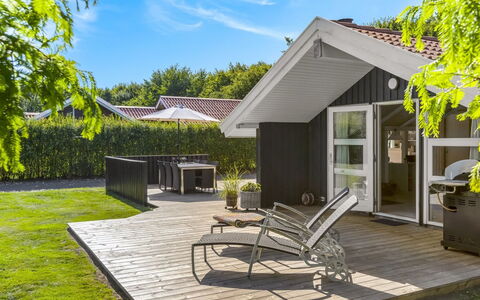 Hatem - 500M from the Sea: Toit, Maison, Domicile, Chalet, Porte, Siding, Plate-Forme, Porche, Planche, Dur