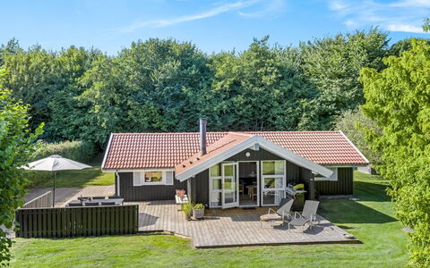 Hatem - 500M from the Sea: Toit, Maison, Domicile, Chalet, Porte, Siding, Plate-Forme, Porche, Planche, Dur