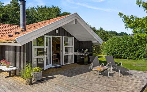 Hatem - 500M from the Sea: Toit, Maison, Domicile, Chalet, Porte, Siding, Plate-Forme, Porche, Planche, Dur