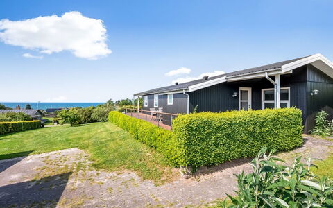 Akira - 250M from the Sea: Maison, Domicile, Porte, Toit, Chalet, Biens, Jardin, Ombre, Siding, Cour