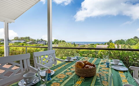 Akira - 250M from the Sea: Maison, Domicile, Porte, Toit, Chalet, Biens, Jardin, Ombre, Siding, Cour