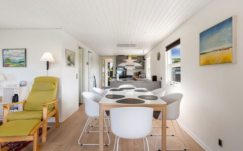 Akira - 250M from the Sea: Maison, Domicile, Porte, Toit, Chalet, Biens, Jardin, Ombre, Siding, Cour