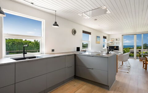 Akira - 250M from the Sea: Maison, Domicile, Porte, Toit, Chalet, Biens, Jardin, Ombre, Siding, Cour