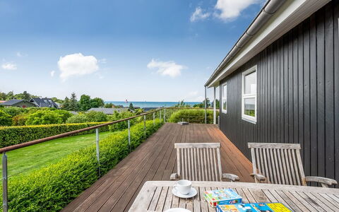 Akira - 250M from the Sea: Maison, Domicile, Porte, Toit, Chalet, Biens, Jardin, Ombre, Siding, Cour