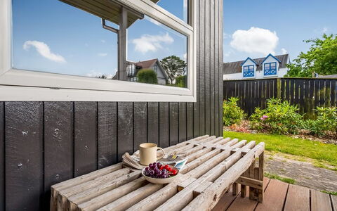 Akira - 250M from the Sea: Maison, Domicile, Porte, Toit, Chalet, Biens, Jardin, Ombre, Siding, Cour