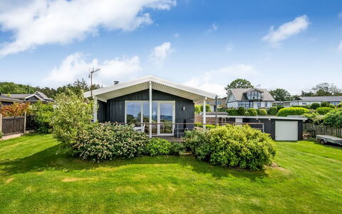 Akira - 250M from the Sea: Maison, Domicile, Porte, Toit, Chalet, Biens, Jardin, Ombre, Siding, Cour