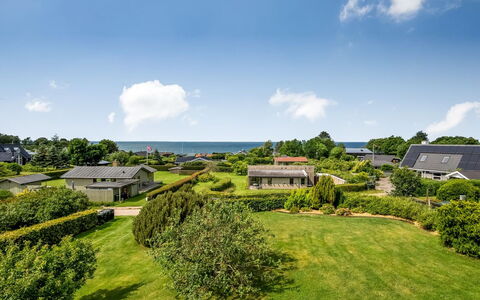 Akira - 250M from the Sea: Maison, Domicile, Porte, Toit, Chalet, Biens, Jardin, Ombre, Siding, Cour