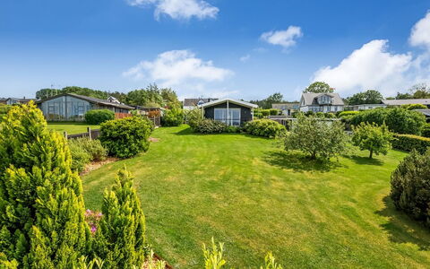 Akira - 250M from the Sea: Maison, Domicile, Porte, Toit, Chalet, Biens, Jardin, Ombre, Siding, Cour