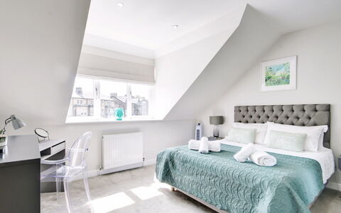 Harrogate 608: Meubles, Lit, Design Intérieur, Chambre, Linge, Plafond, Literie, Drap De Lit, Sol, Sol